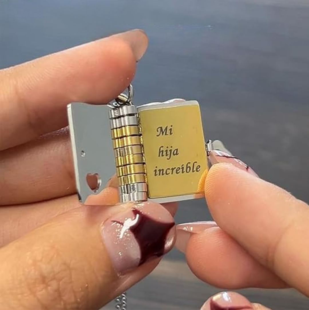 Collar libro grabado con mensaje para hijos/as